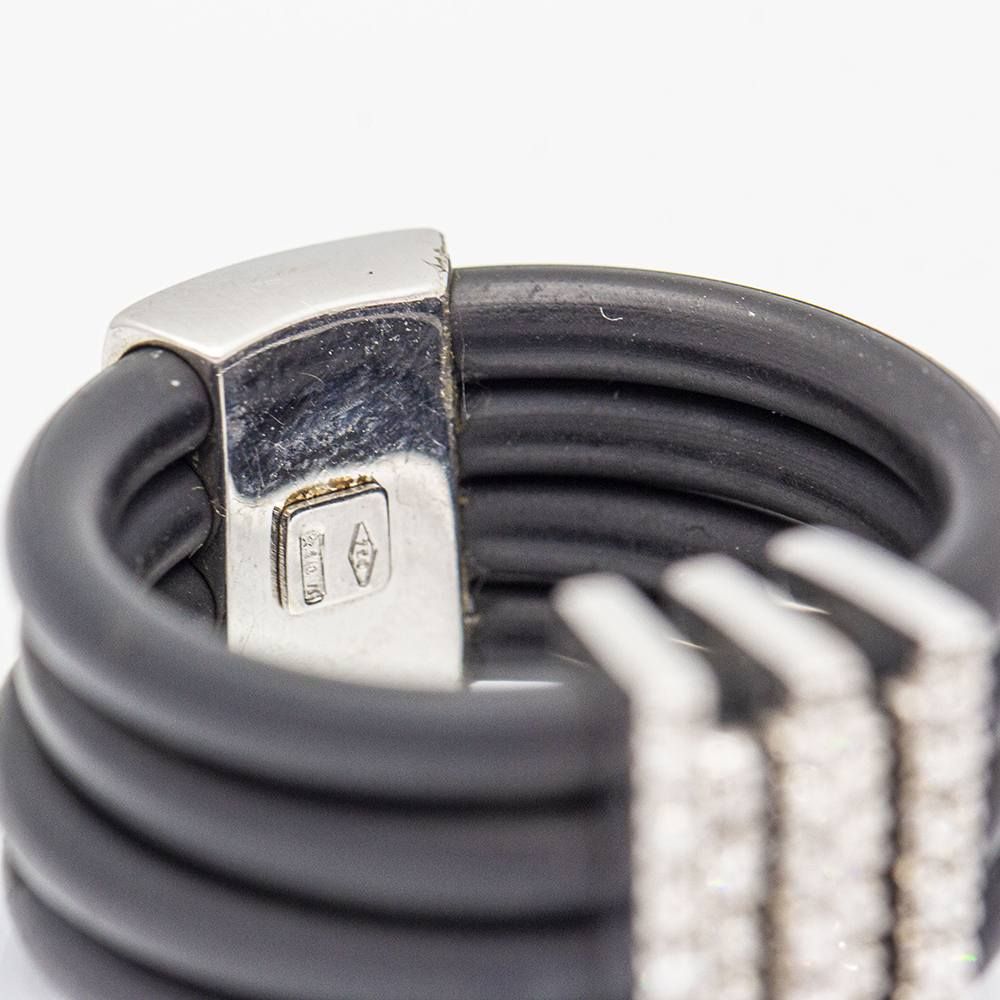 Bague en or blanc, caoutchouc et diamants - Castafiore