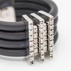 Bague en or blanc, caoutchouc et diamants - Castafiore