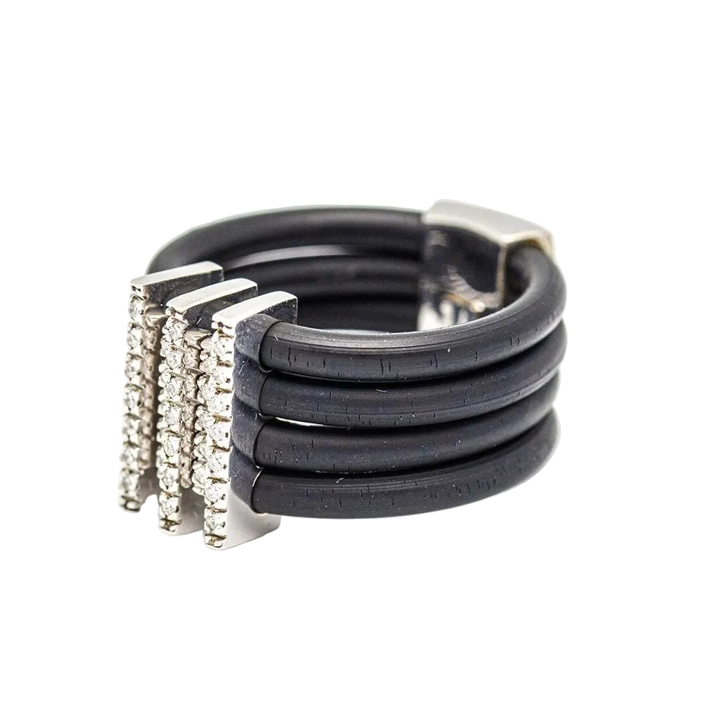 Bague en or blanc, caoutchouc et diamants - Castafiore