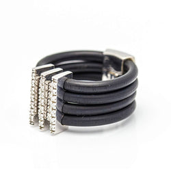 Bague en or blanc, caoutchouc et diamants - Castafiore