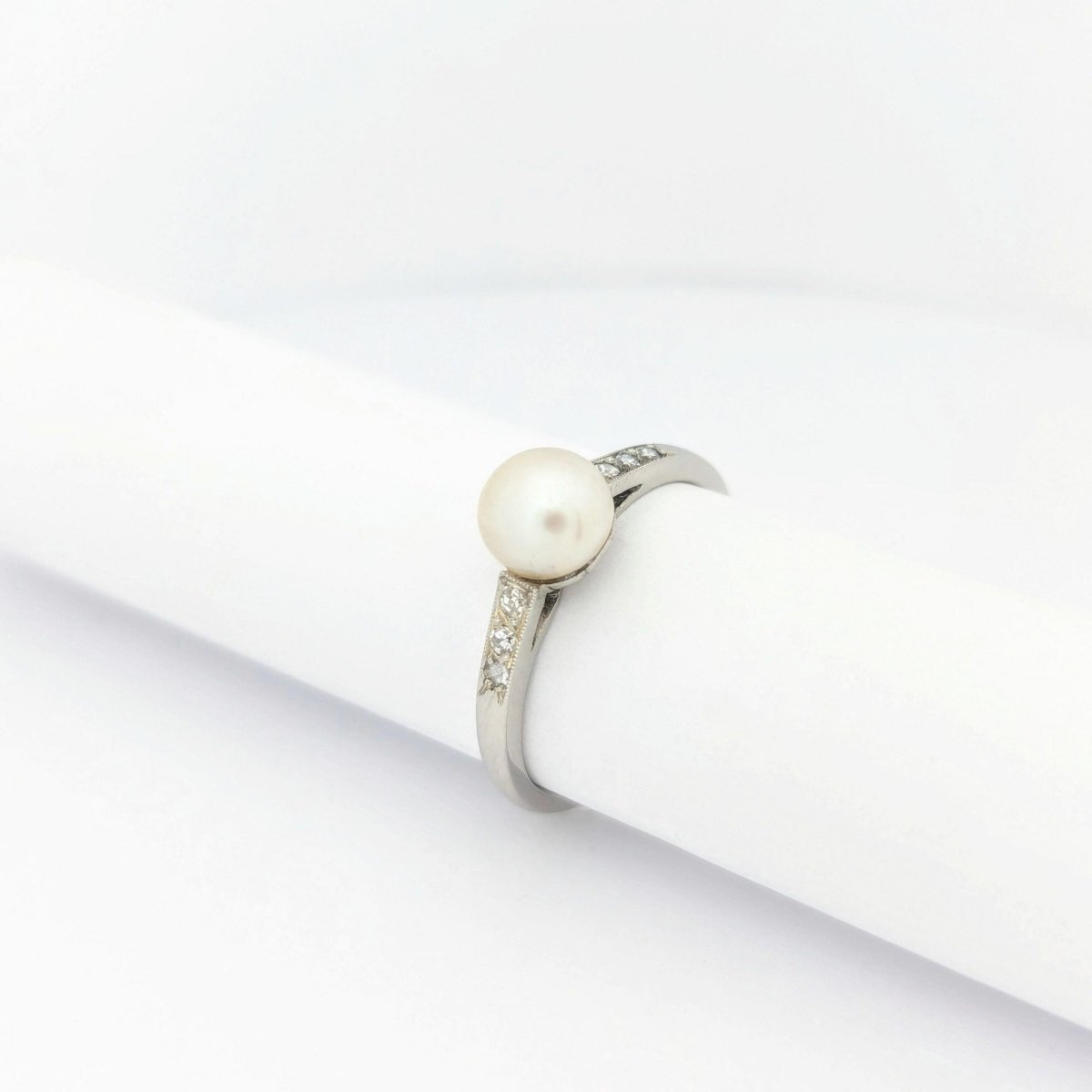 Bague en or blanc diamants et perle - Castafiore