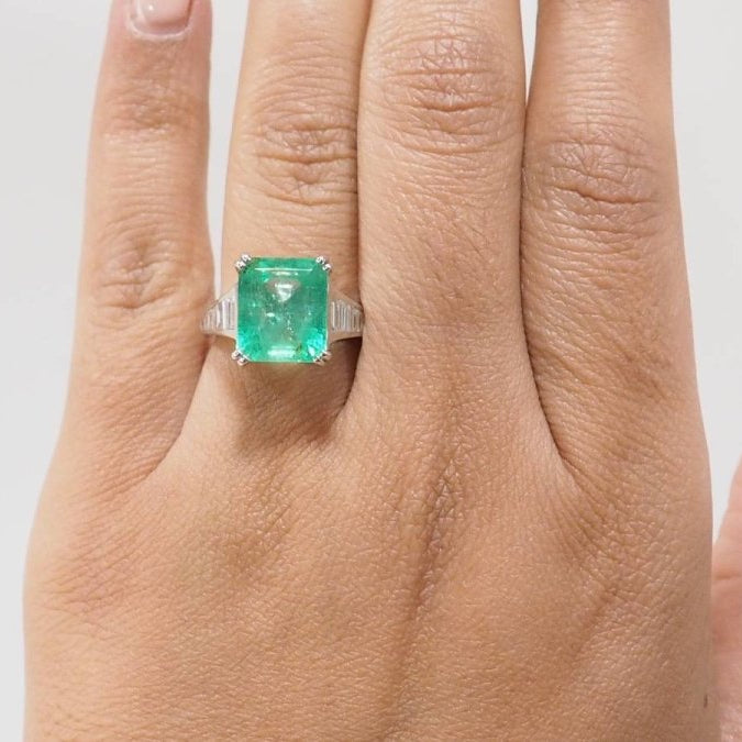 Bague en or blanc, Emeraude 7cts de Colombie et diamants - Castafiore