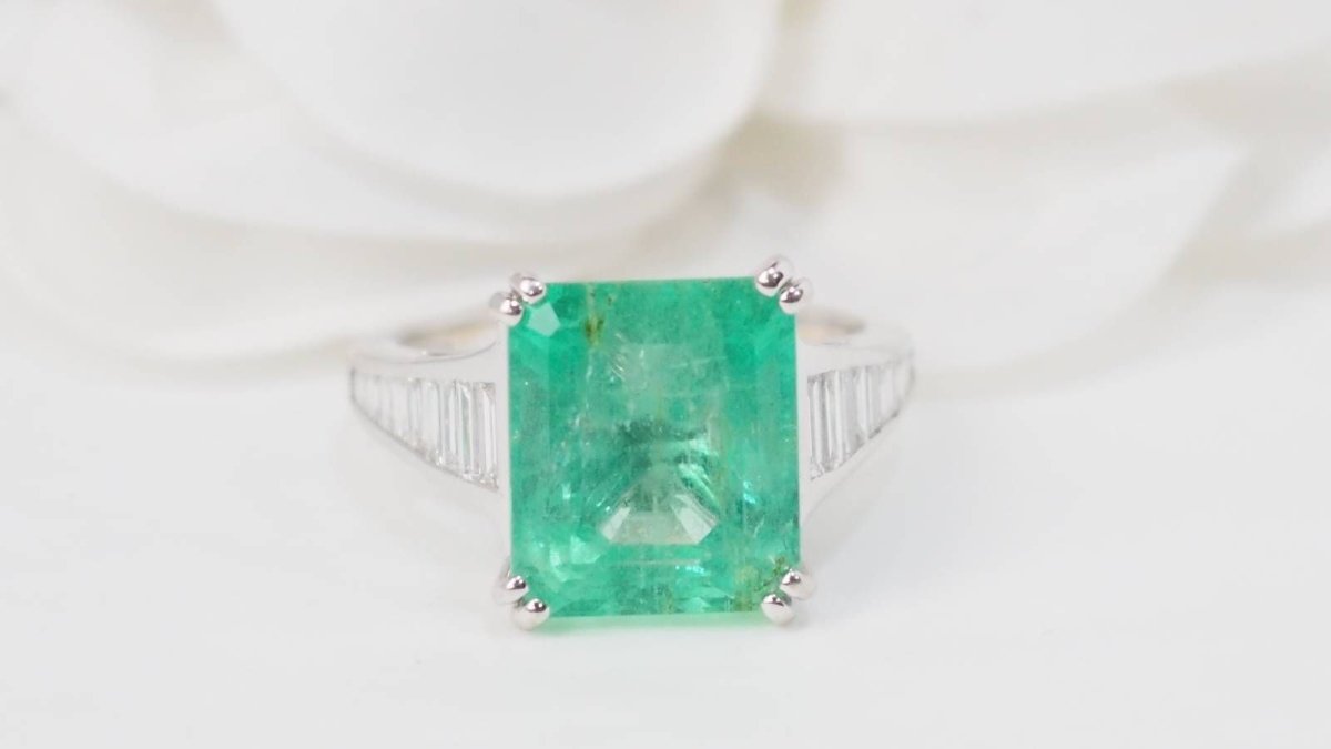 Bague en or blanc, Emeraude de Colombie et diamants - Castafiore