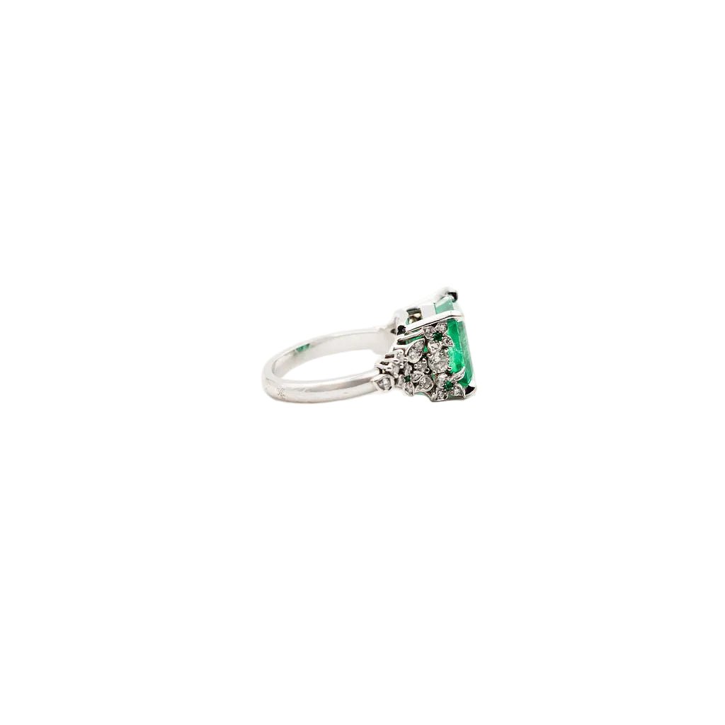 Bague en or blanc, émeraude de Colombie et diamants - Castafiore