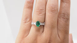 Bague en or blanc, émeraude et diamants - Castafiore