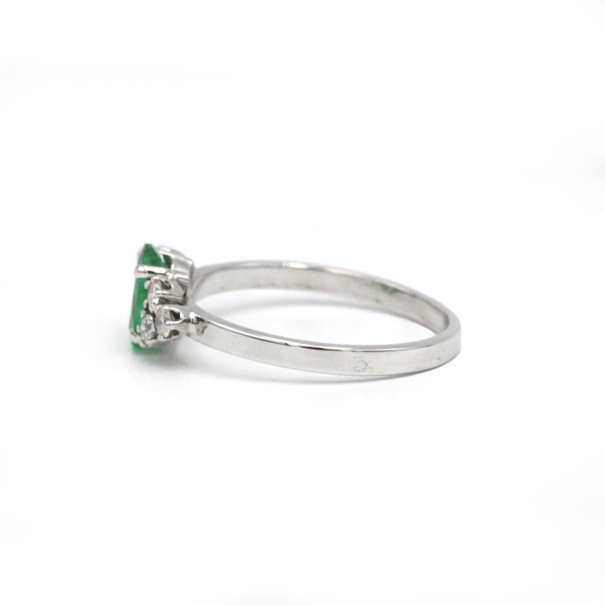 Bague en or blanc, émeraude et diamants - Castafiore