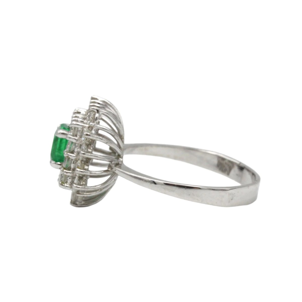 Bague en or blanc, émeraude et diamants - Castafiore