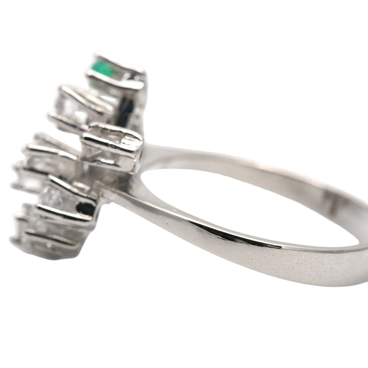 Bague en or blanc, émeraude et diamants - Castafiore