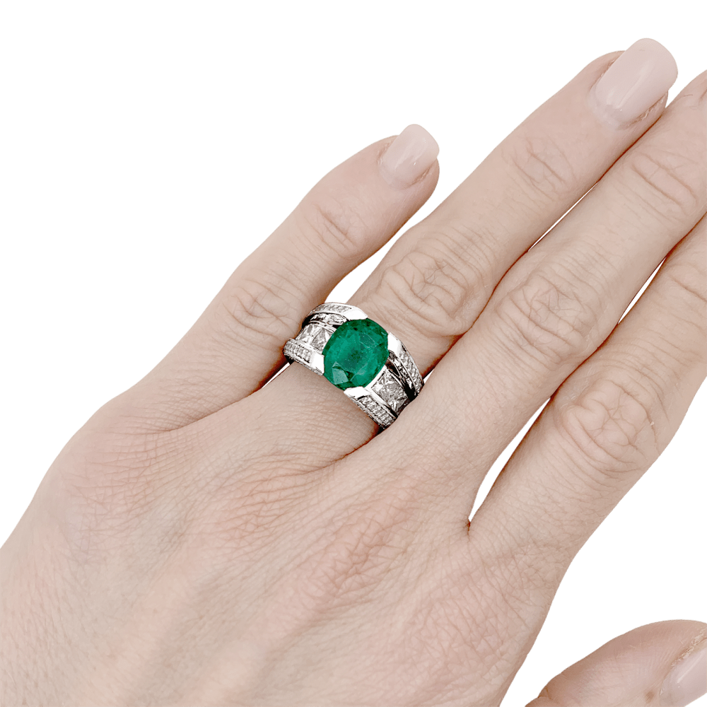 Bague en or blanc, émeraude et diamants - Castafiore