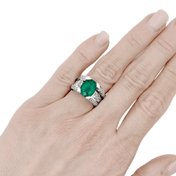 Bague en or blanc, émeraude et diamants - Castafiore