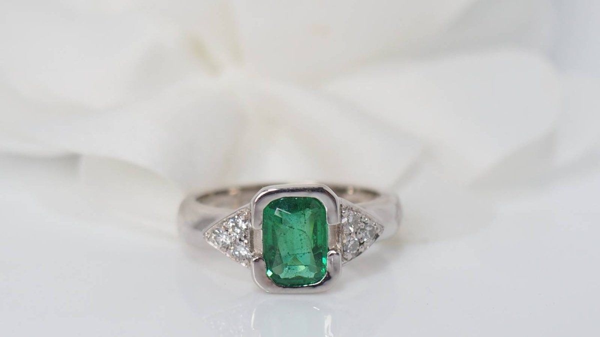 Bague en or blanc, émeraude et diamants - Castafiore