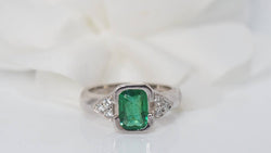 Bague en or blanc, émeraude et diamants - Castafiore