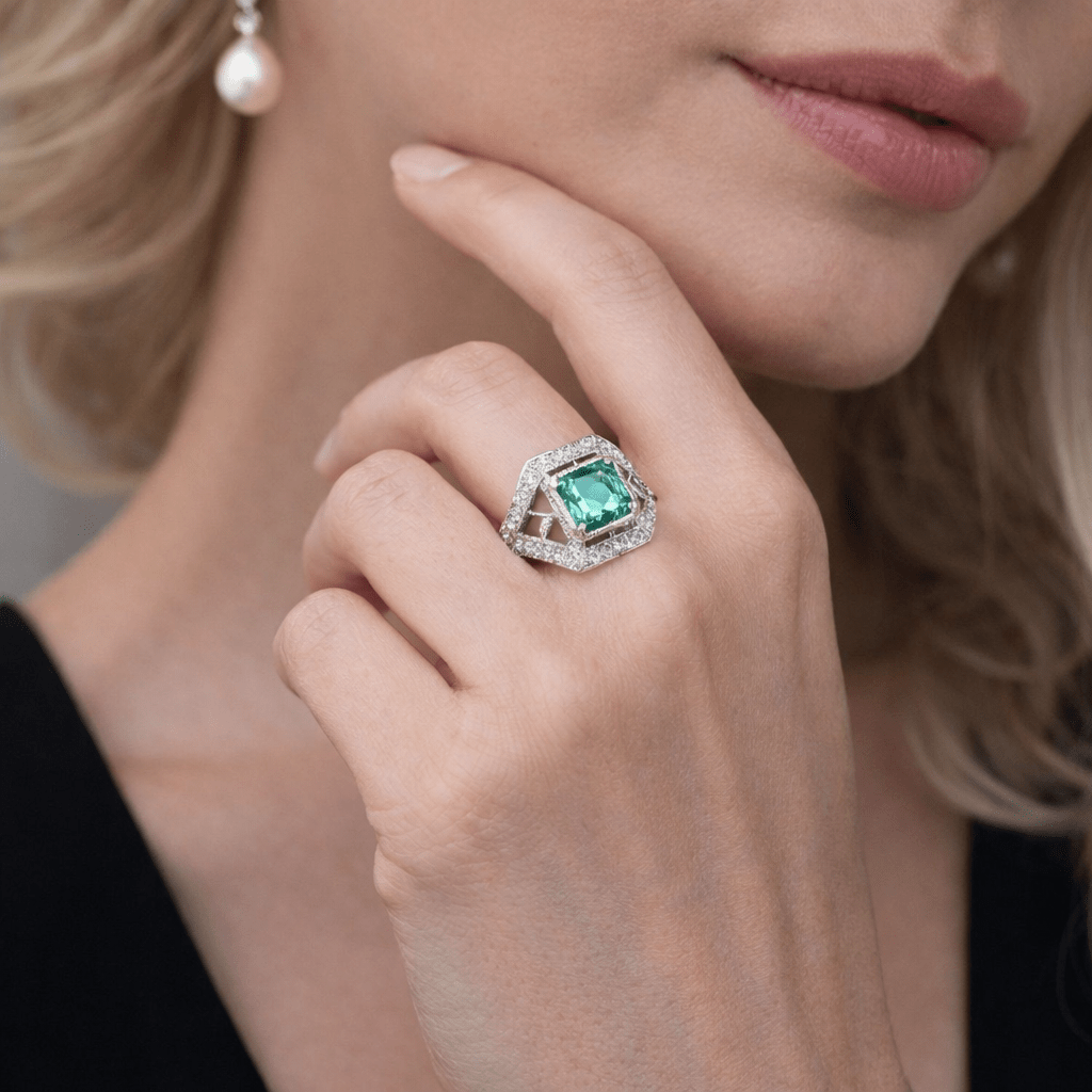 Bague en or blanc, émeraude et diamants - Castafiore