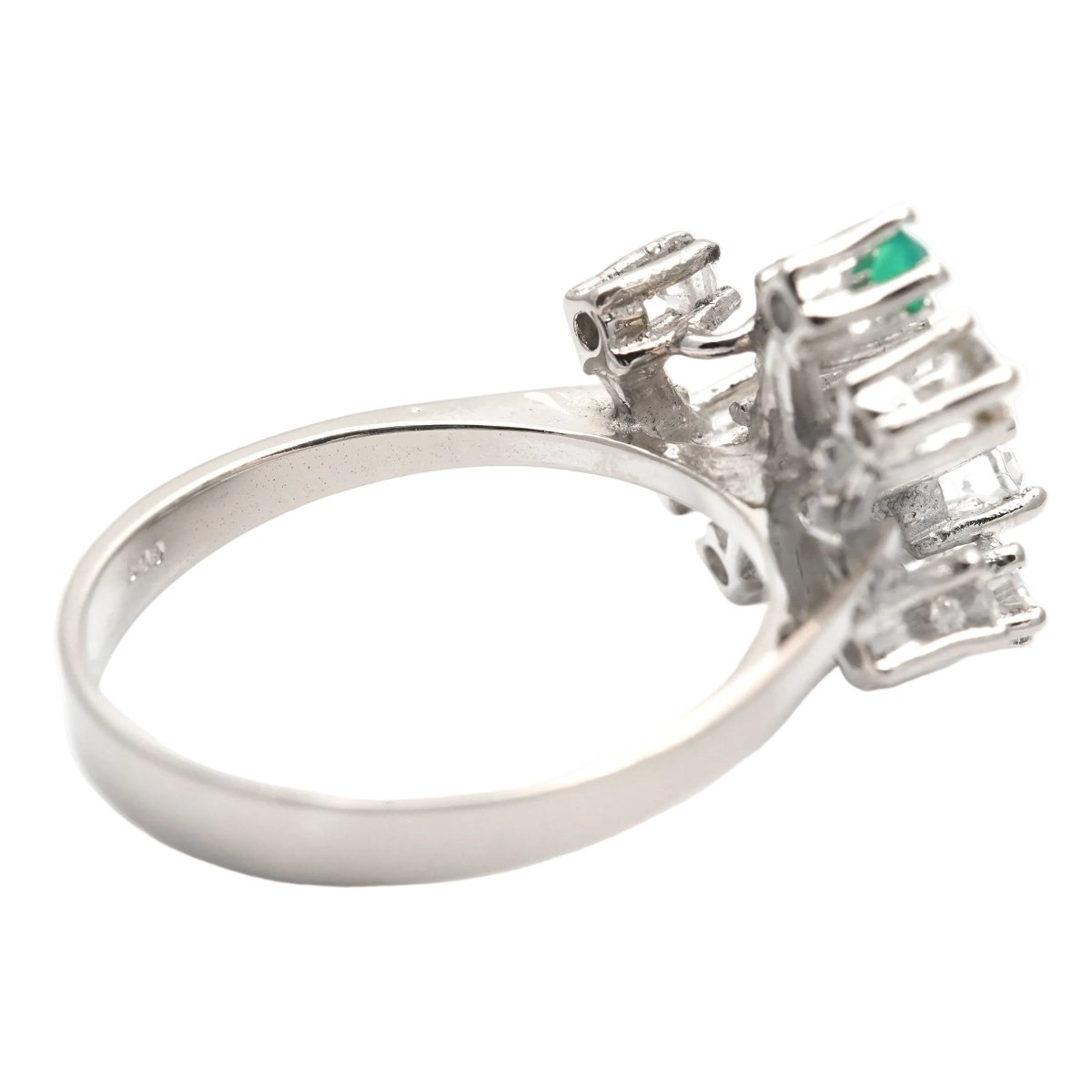 Bague en or blanc, émeraude et diamants - Castafiore