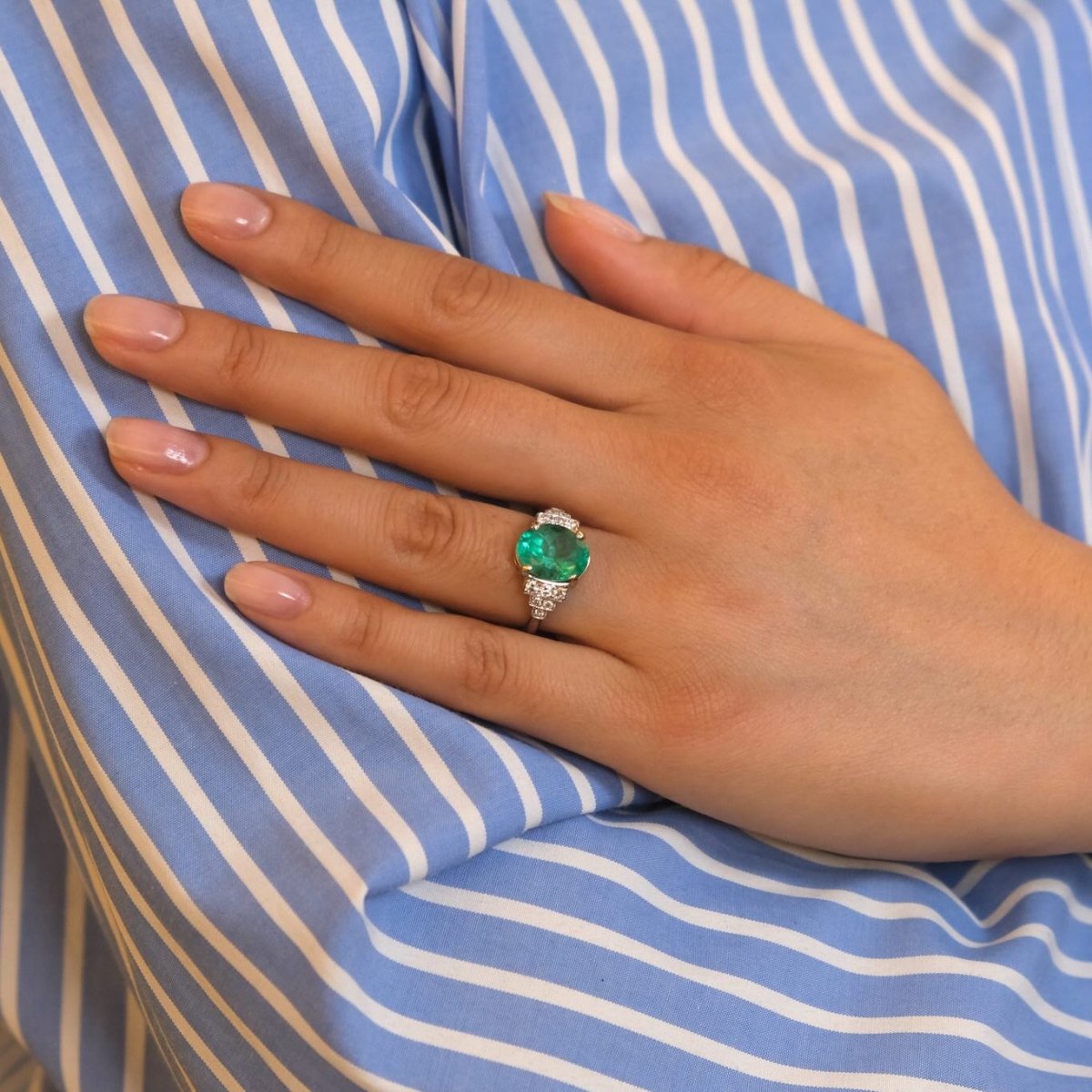 Bague en or blanc, émeraude et diamants - Castafiore