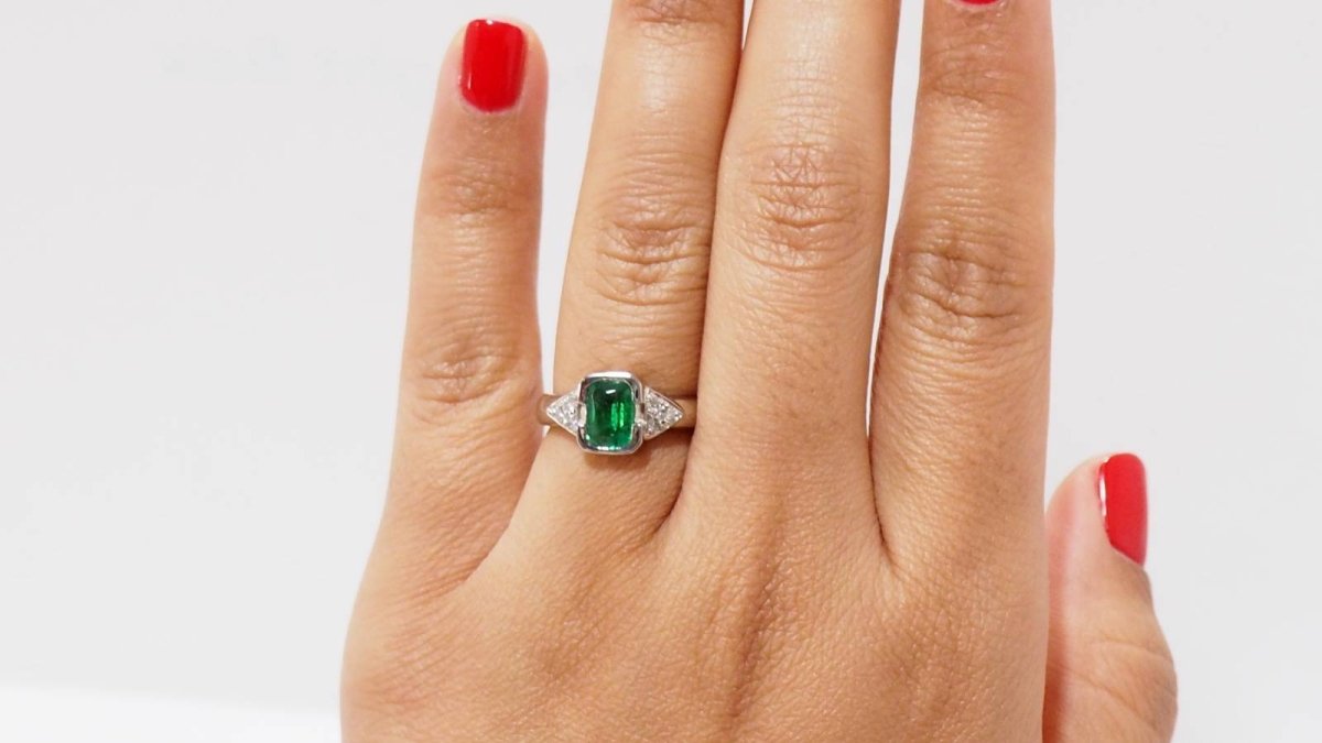 Bague en or blanc, émeraude et diamants - Castafiore