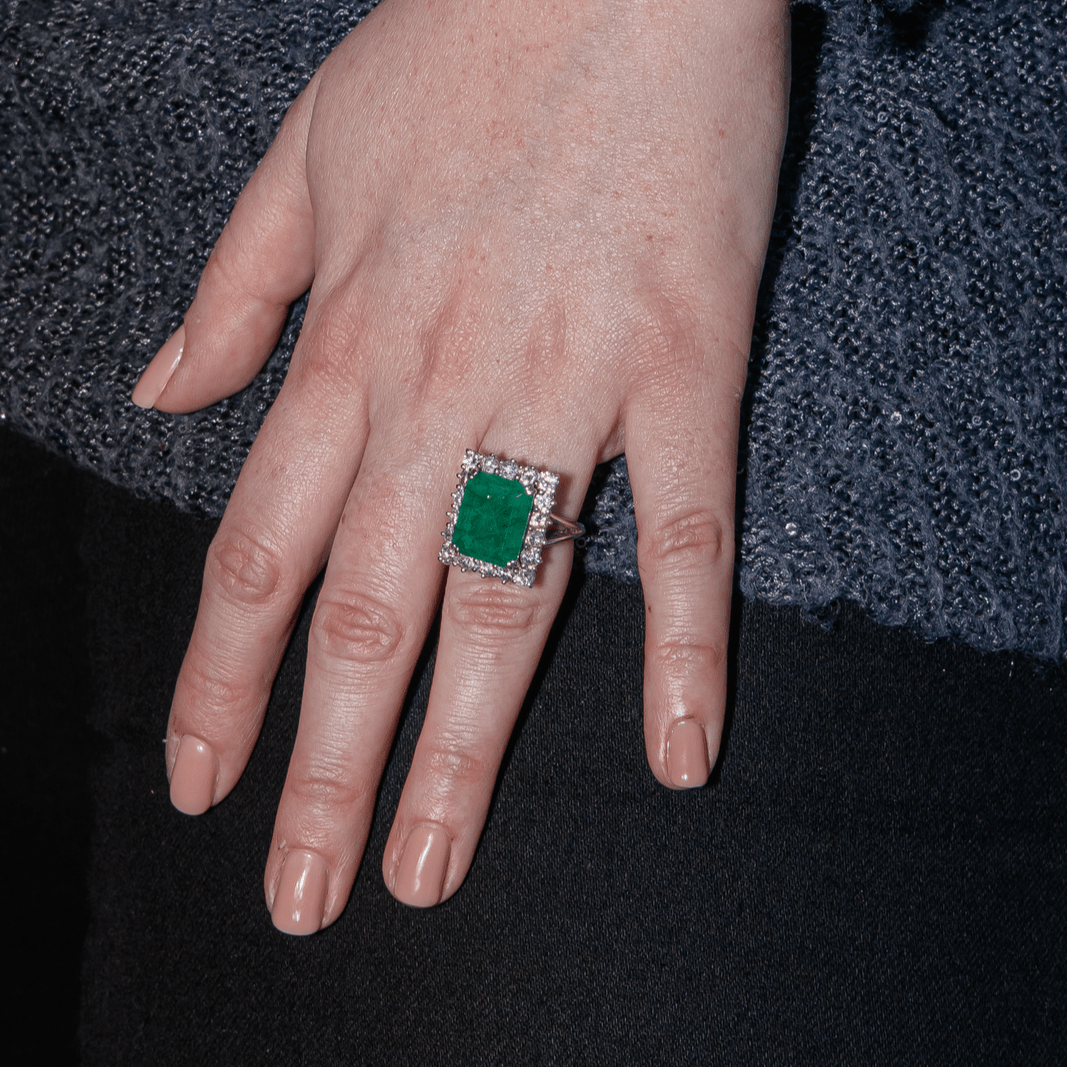 Bague en or blanc, émeraude et diamants - Castafiore