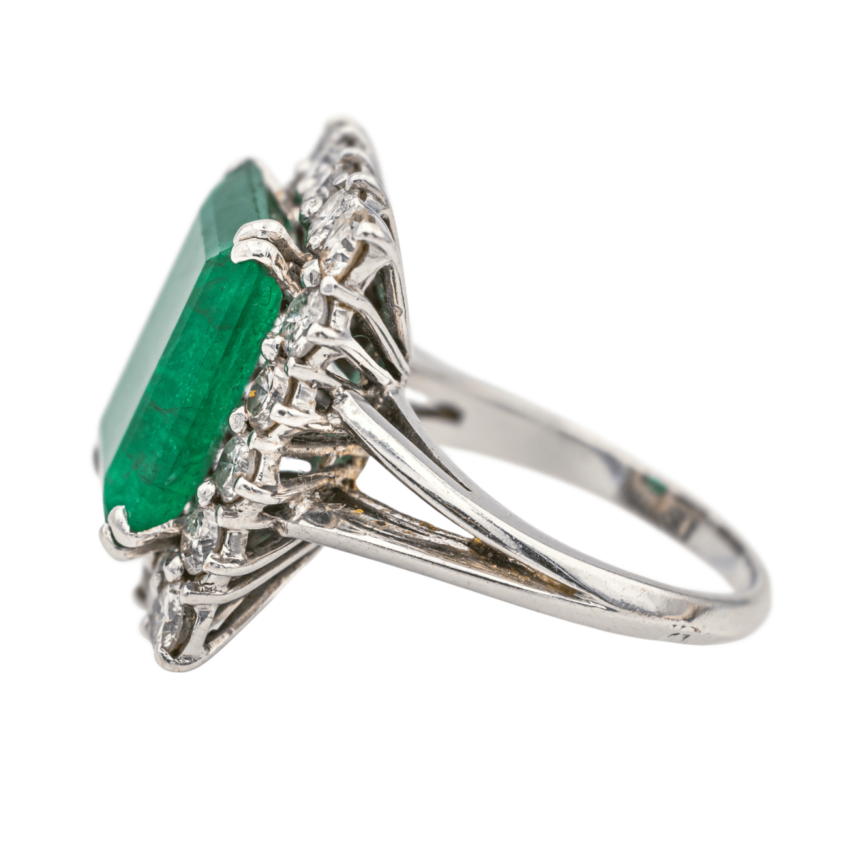 Bague en or blanc, émeraude et diamants - Castafiore