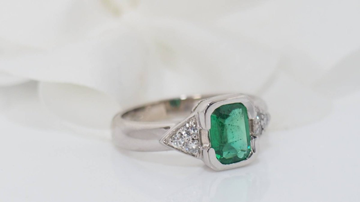 Bague en or blanc, émeraude et diamants - Castafiore