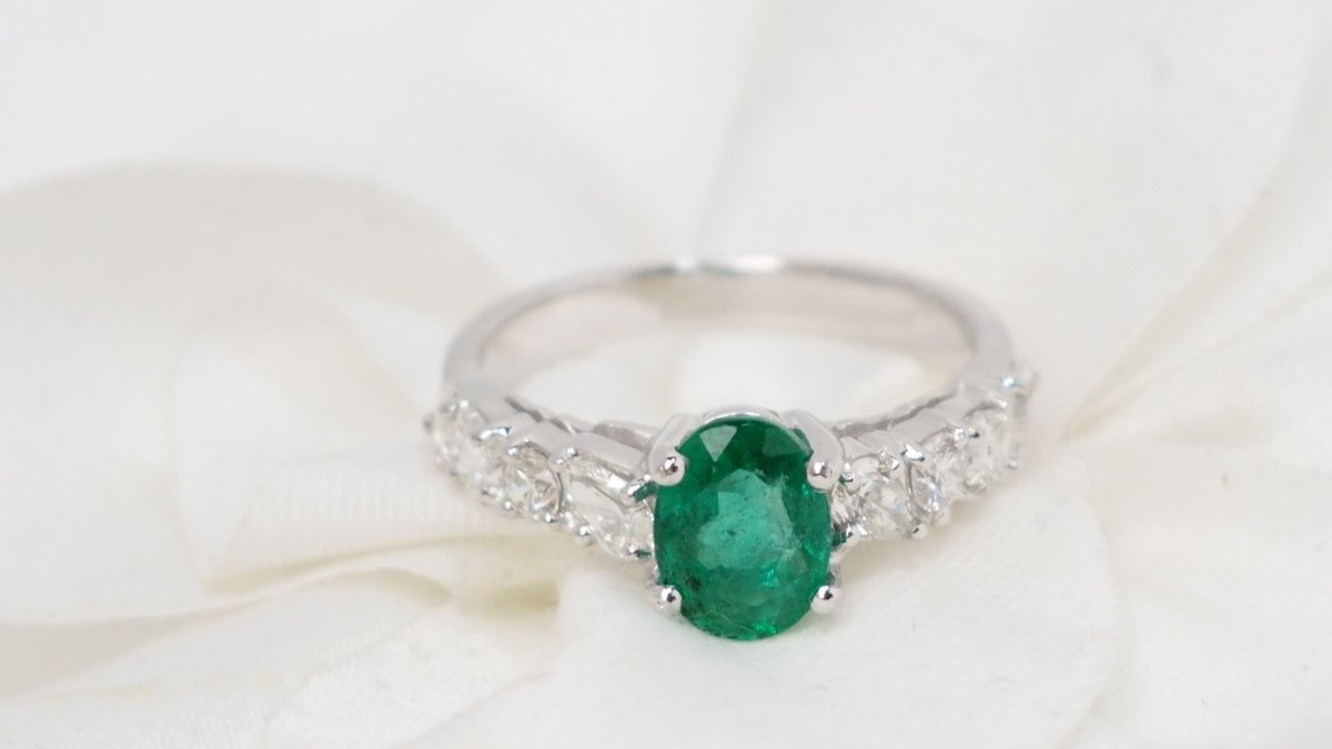Bague en or blanc, émeraude et diamants - Castafiore
