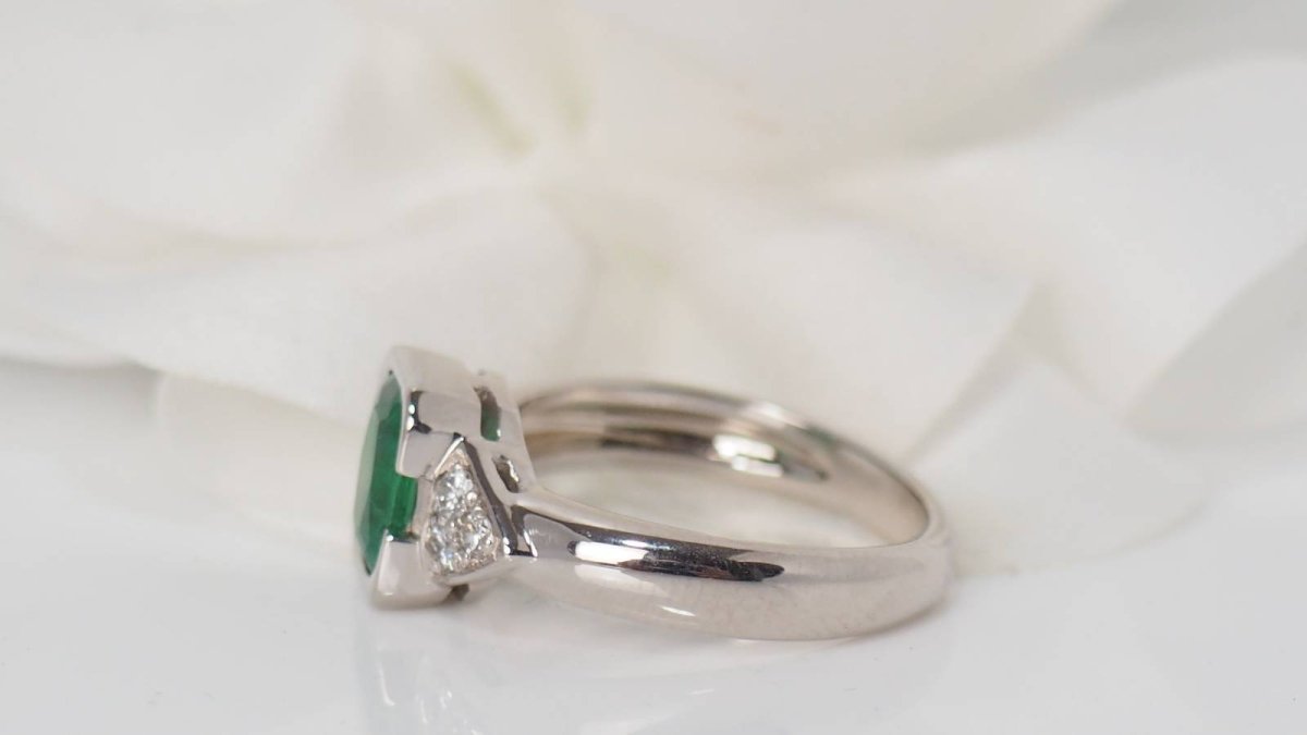 Bague en or blanc, émeraude et diamants - Castafiore