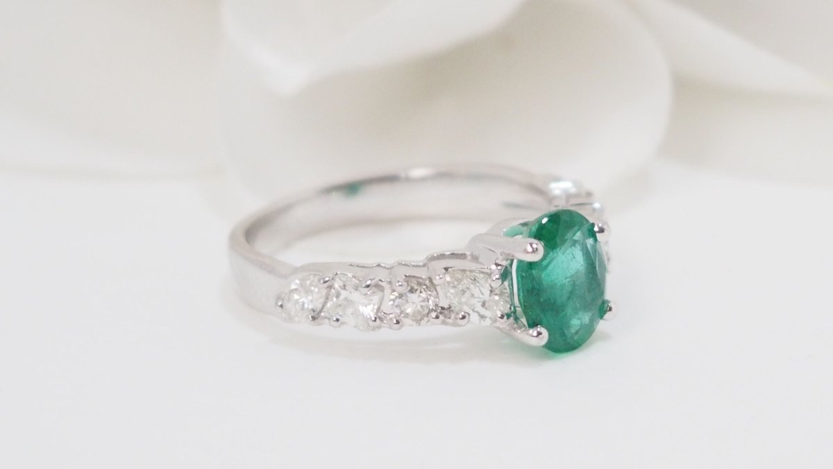 Bague en or blanc, émeraude et diamants - Castafiore