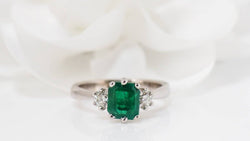 Bague en or blanc, émeraude et diamants - Castafiore