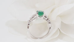 Bague en or blanc, émeraude et diamants - Castafiore