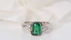 Bague en or blanc, émeraude et diamants - Castafiore