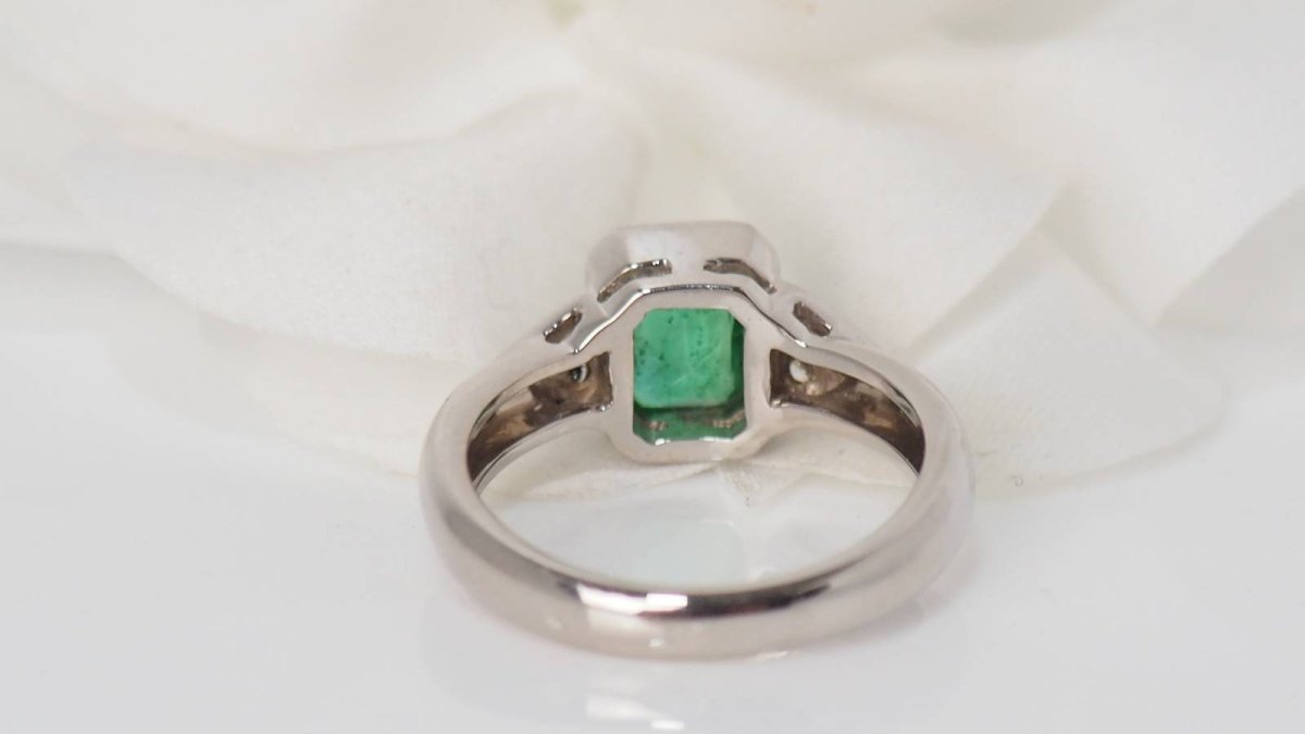 Bague en or blanc, émeraude et diamants - Castafiore