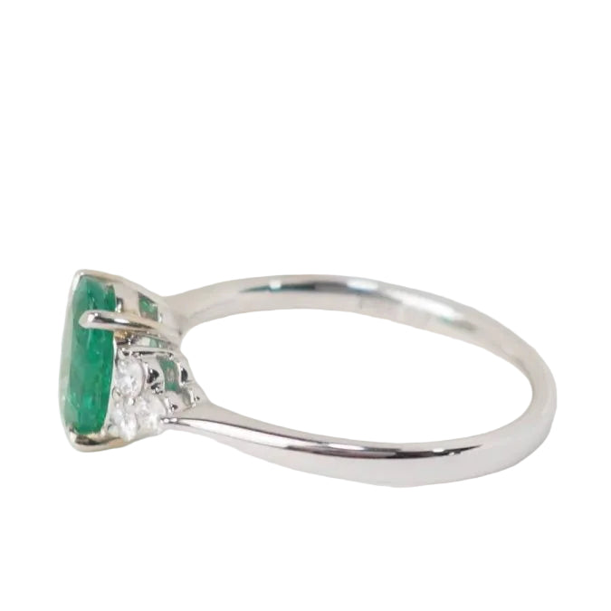 Bague en or blanc, émeraude ovale et diamants - Castafiore