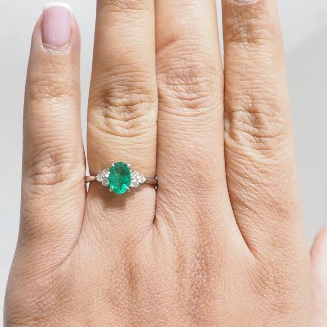 Bague en or blanc, émeraude ovale et diamants - Castafiore