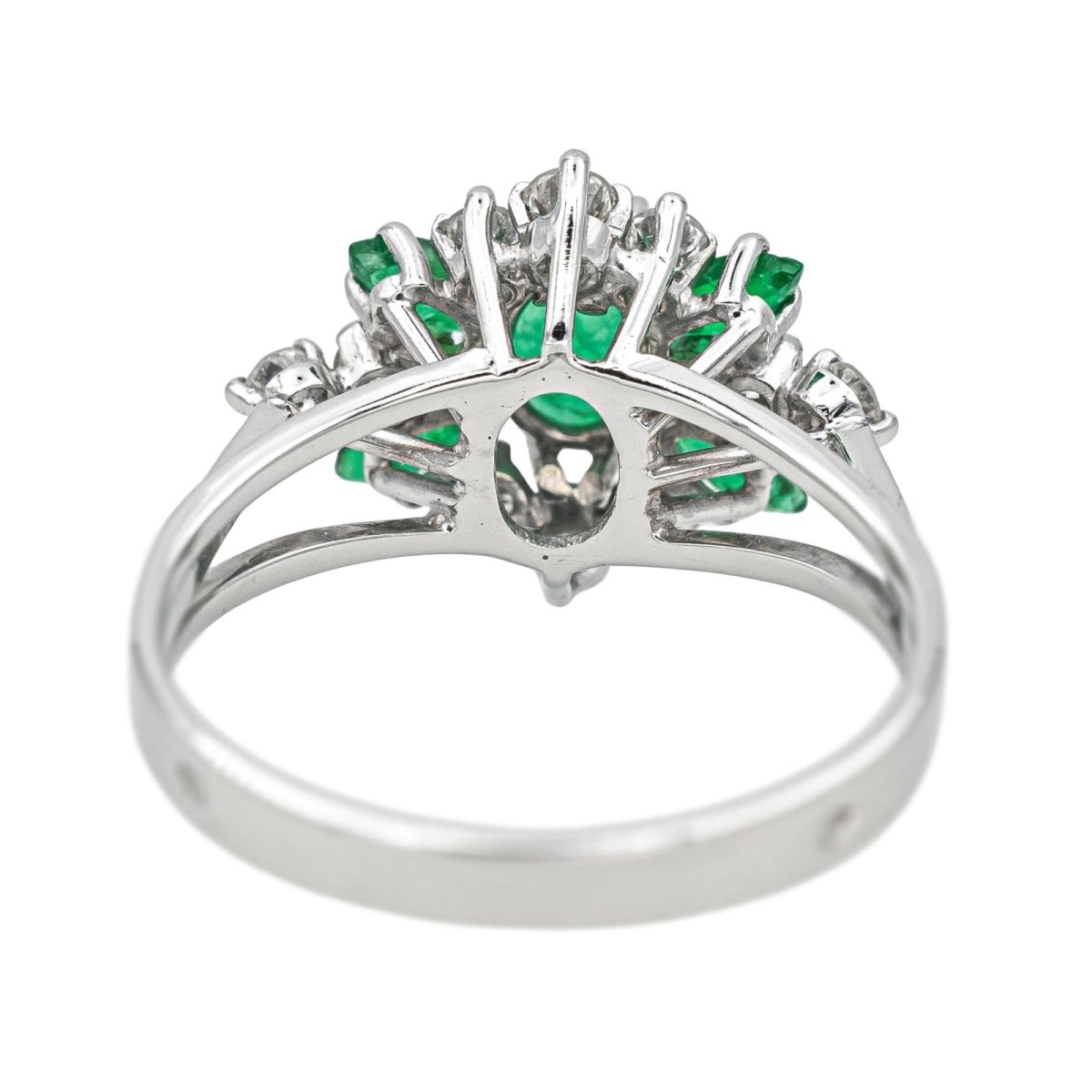 Bague en or blanc, émeraudes et diamants - Castafiore