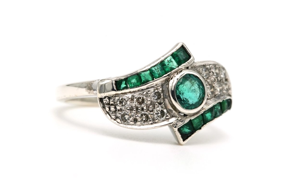 Bague en or blanc, émeraudes et diamants - Castafiore