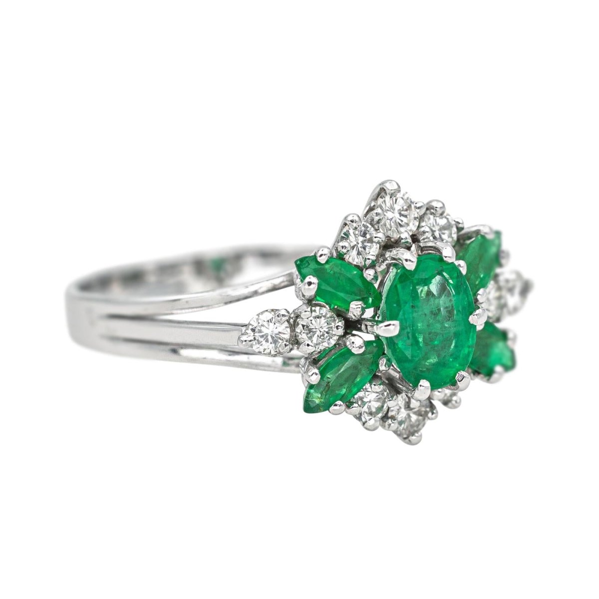 Bague en or blanc, émeraudes et diamants - Castafiore