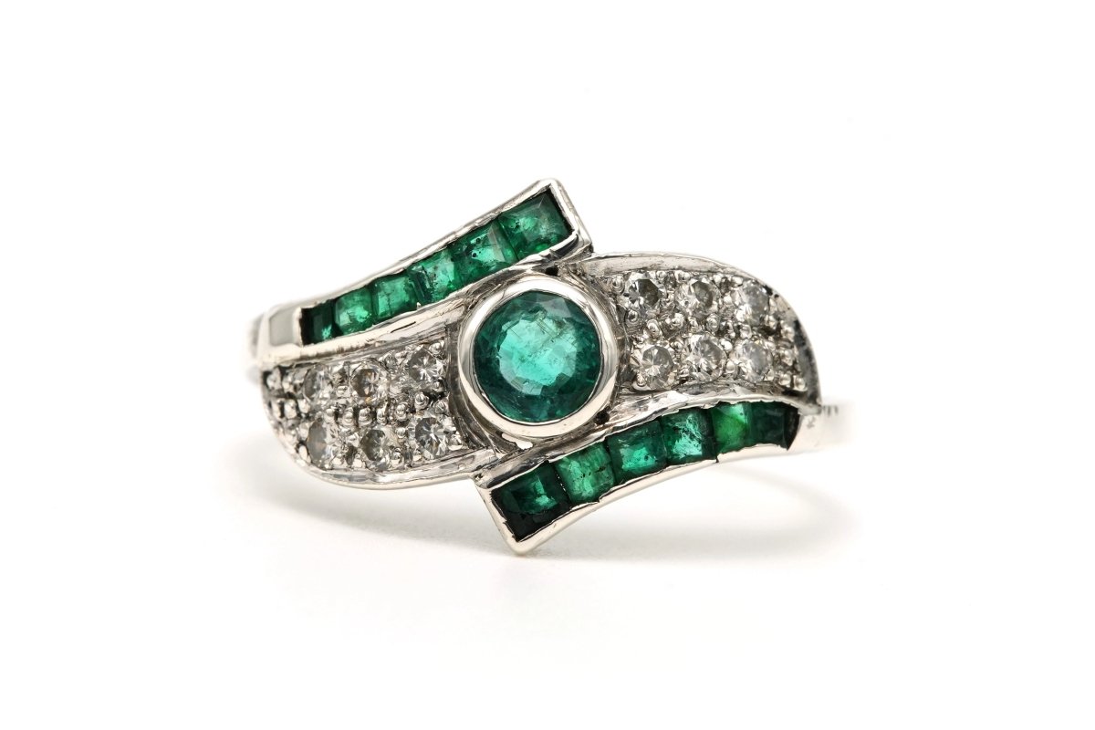Bague en or blanc, émeraudes et diamants - Castafiore