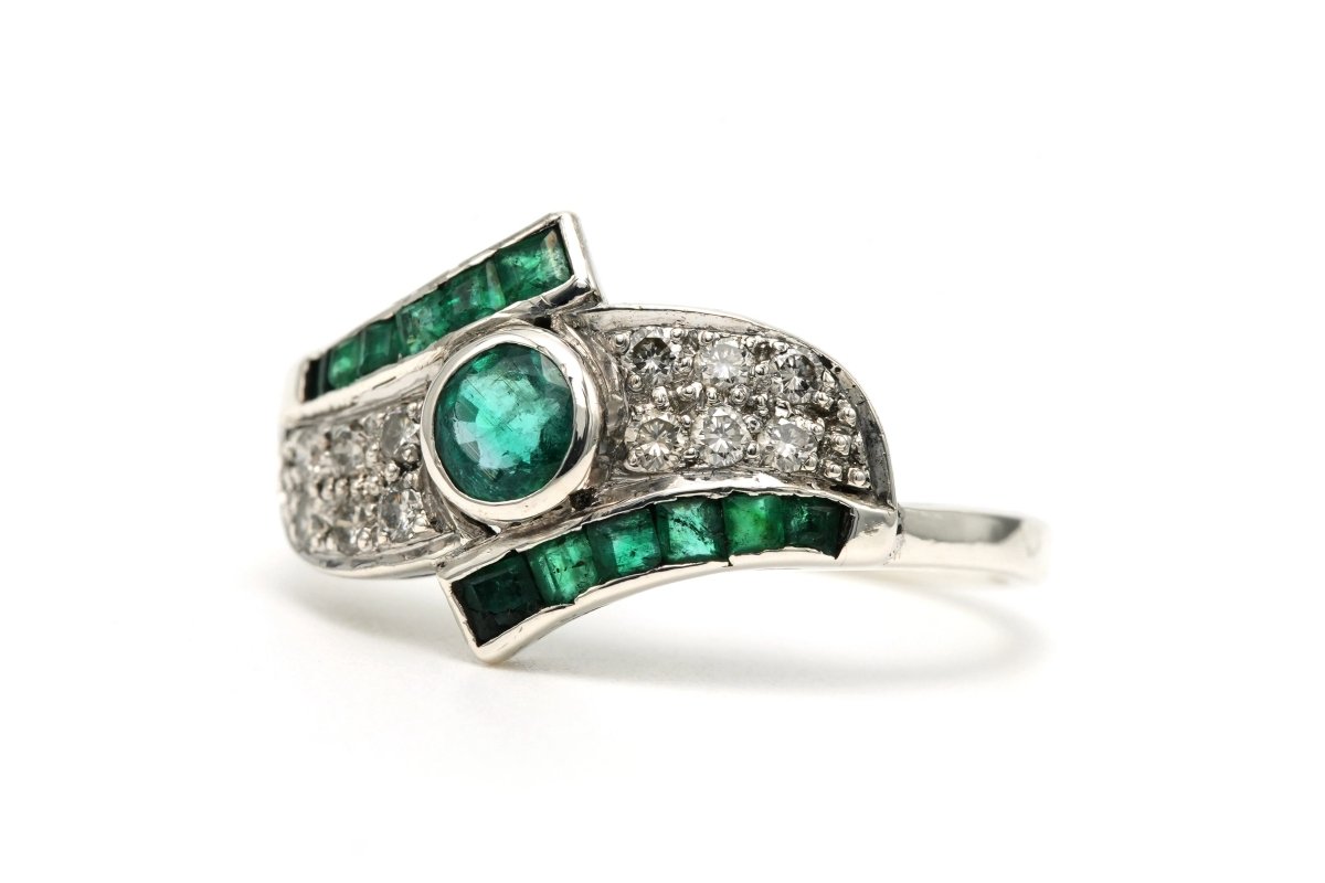 Bague en or blanc, émeraudes et diamants - Castafiore