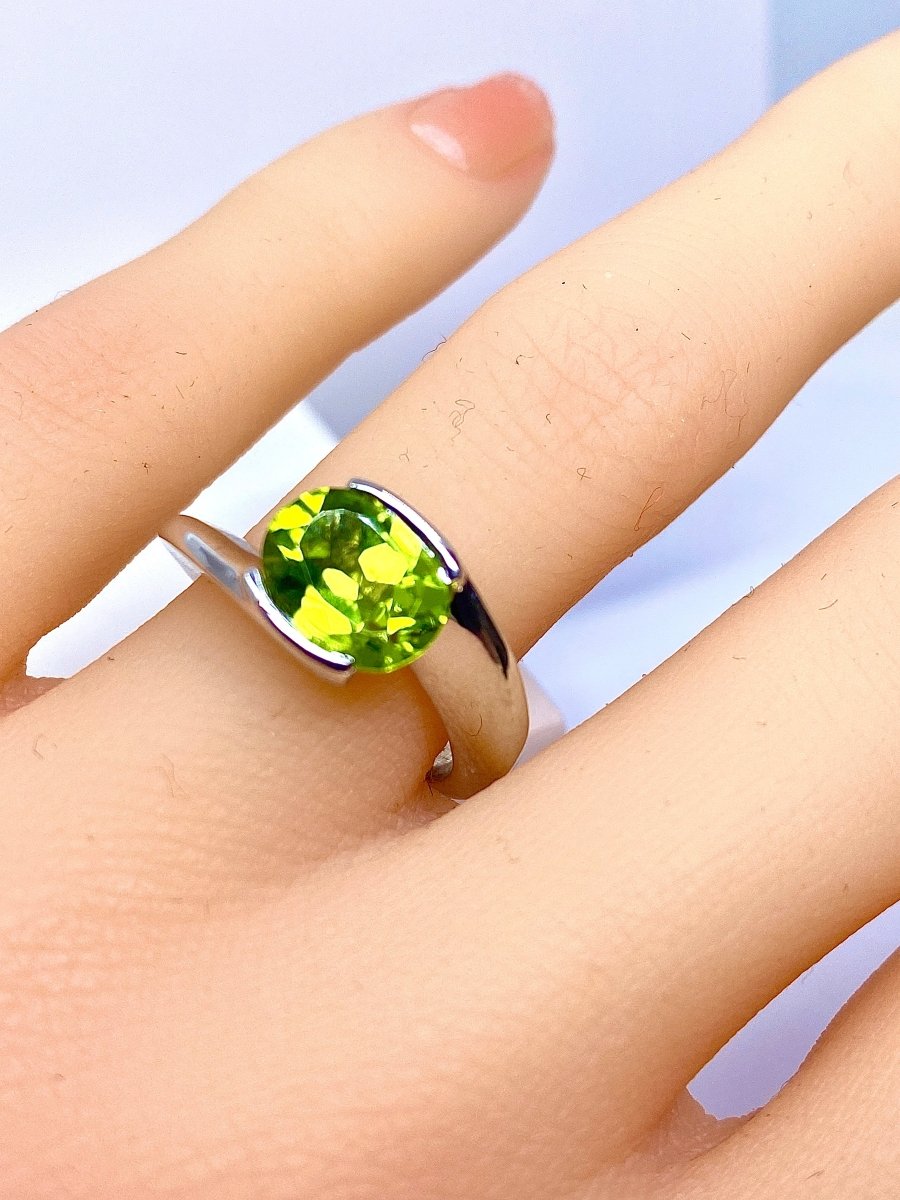 Bague en or blanc et péridot - Castafiore
