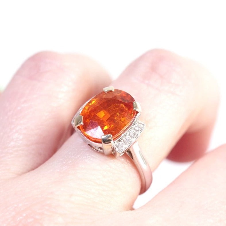 Bague en or blanc, grenat mandarin et diamants - Castafiore