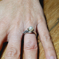 Bague en or blanc, perle, et diamants - Castafiore