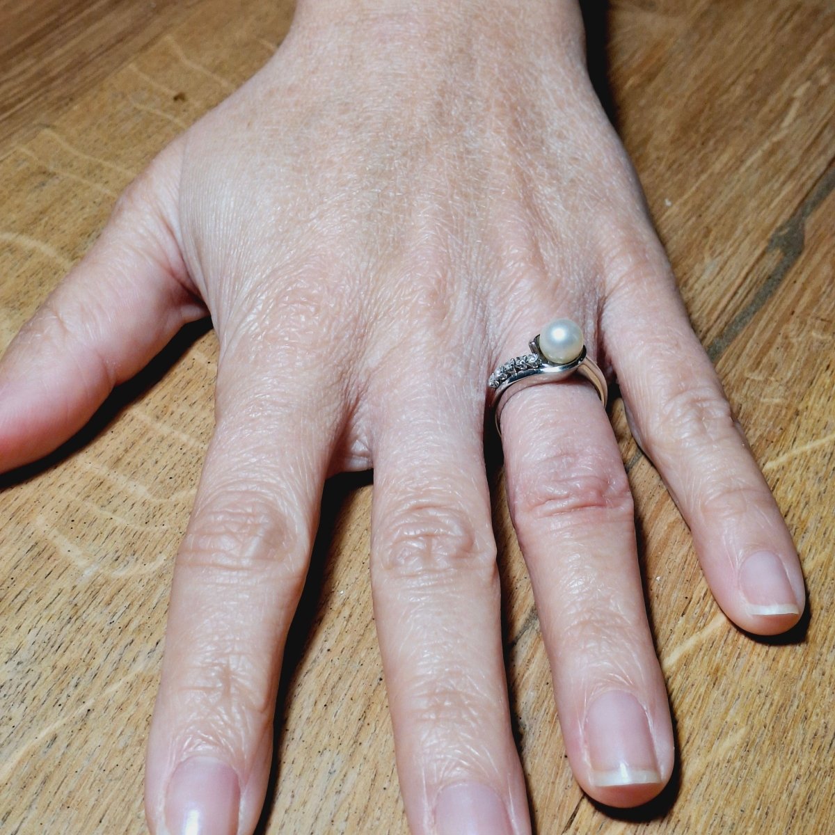 Bague en or blanc, perle, et diamants - Castafiore