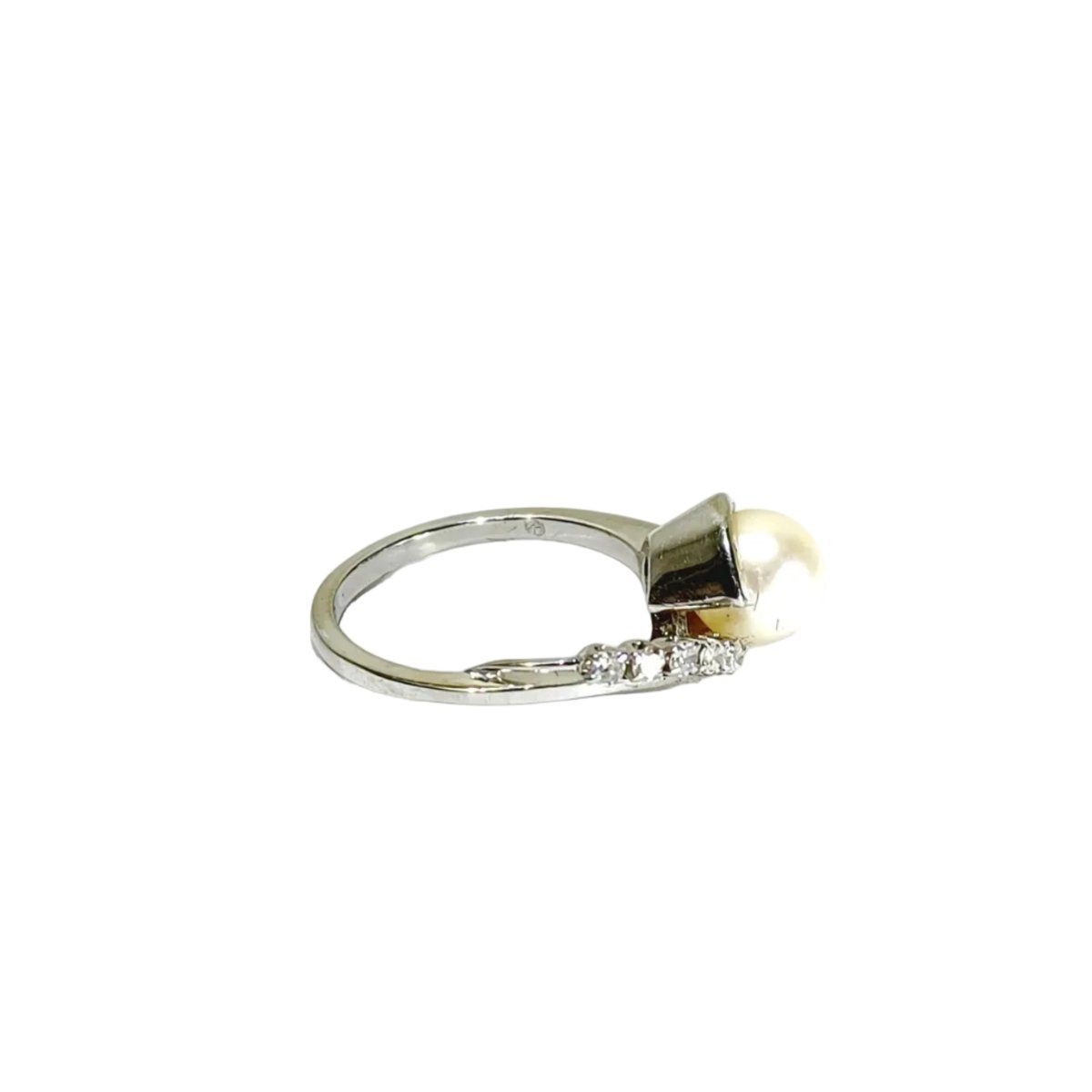 Bague en or blanc, perle, et diamants - Castafiore