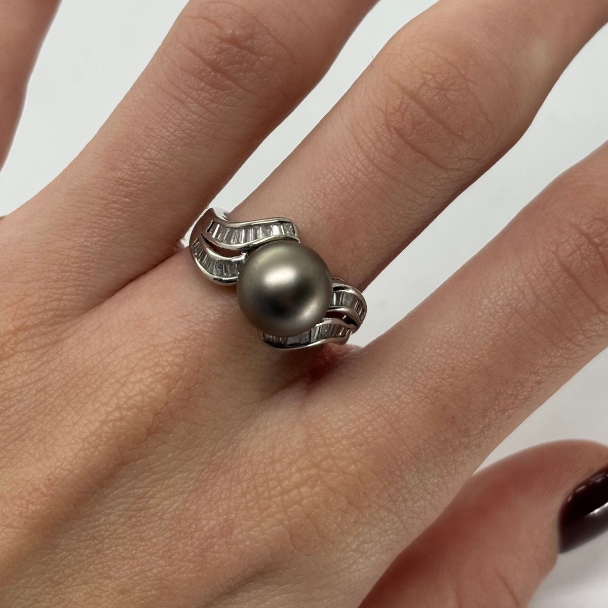 Bague en or blanc, perle, et diamants - Castafiore