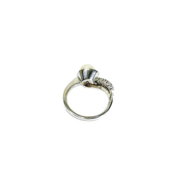 Bague en or blanc, perle, et diamants - Castafiore