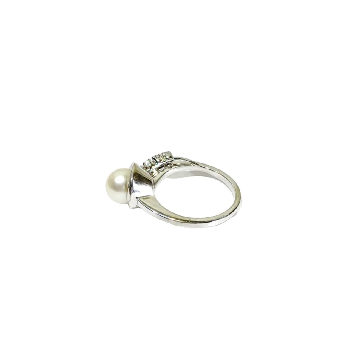 Bague en or blanc, perle, et diamants - Castafiore