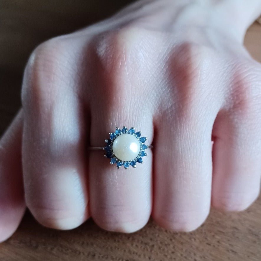 Bague en or blanc, perle et saphirs - Castafiore