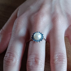 Bague en or blanc, perle et saphirs - Castafiore