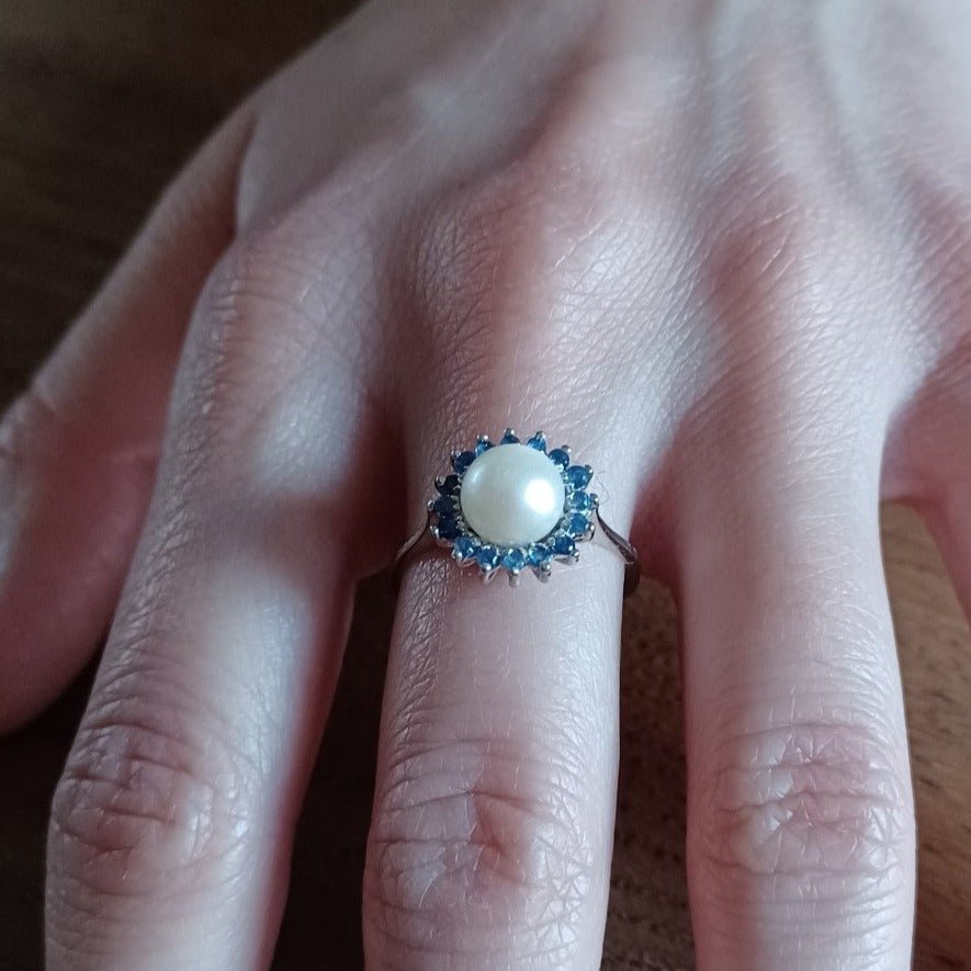 Bague en or blanc, perle et saphirs - Castafiore