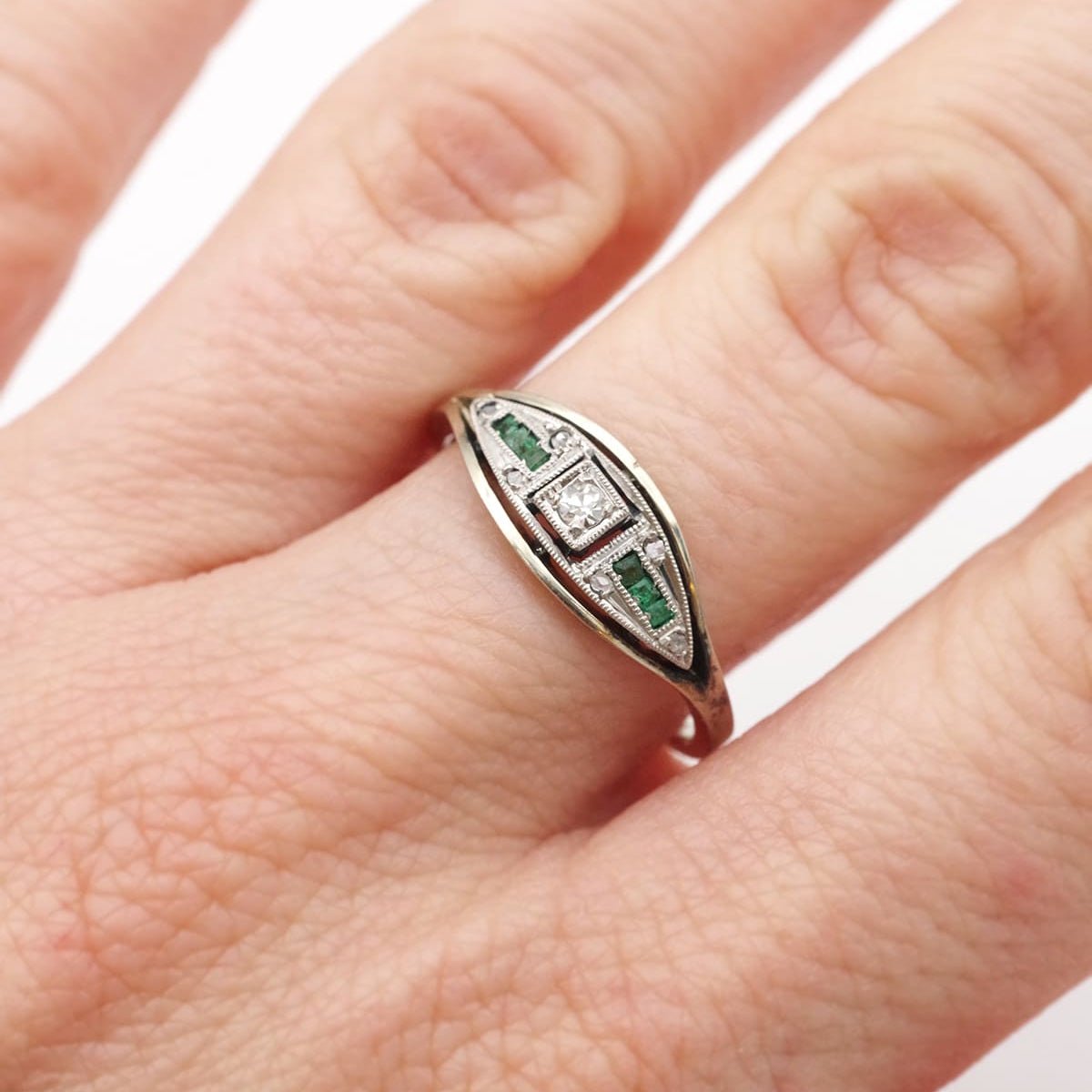 Bague en or blanc, platine, émeraudes et diamants