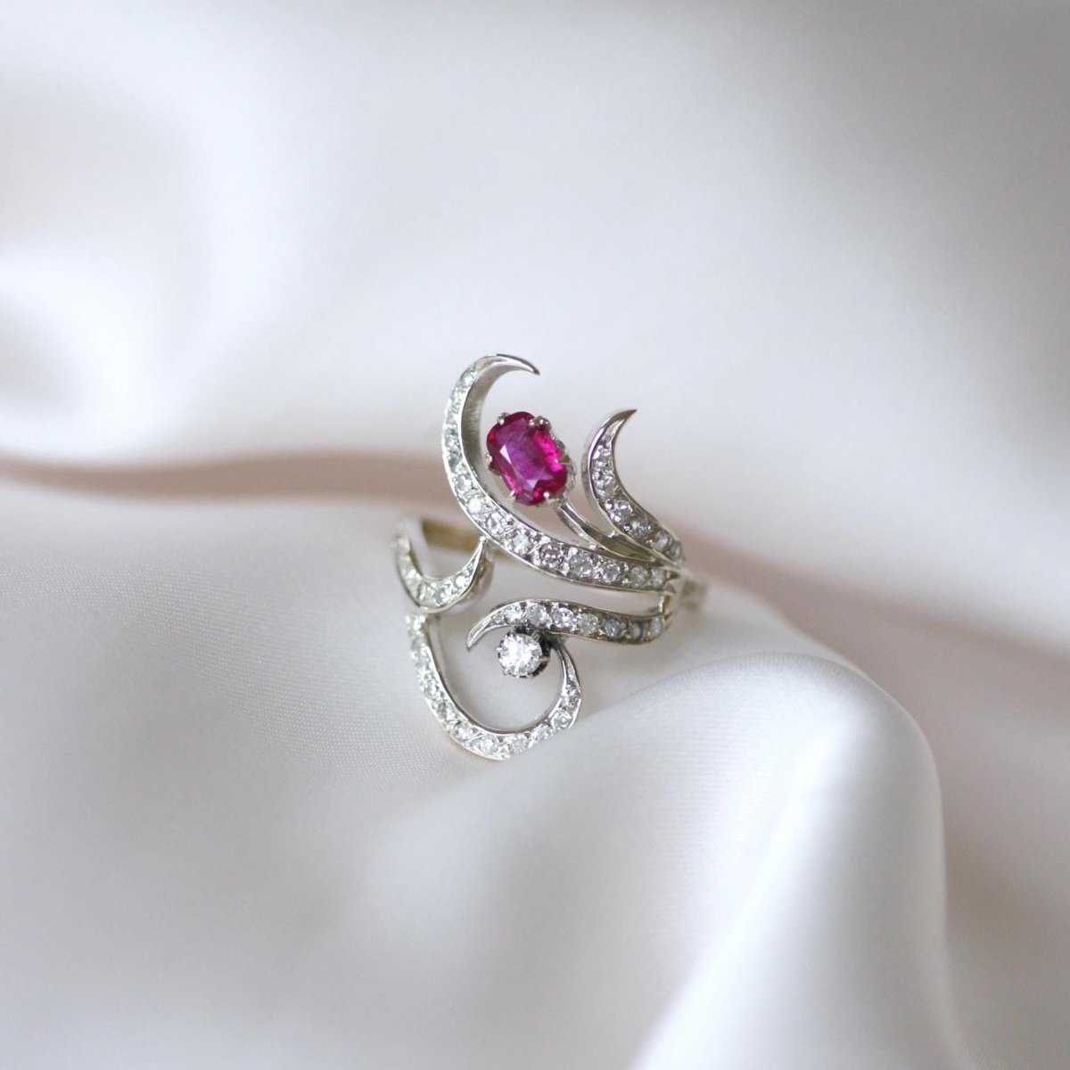 Bague en or blanc, rubis, et diamants - Castafiore